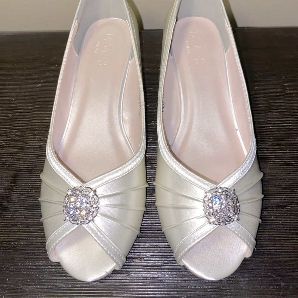 NEW David’s Bridal ivory DYEABLE rhinestone’s wedding wedge shoes. Sz 8